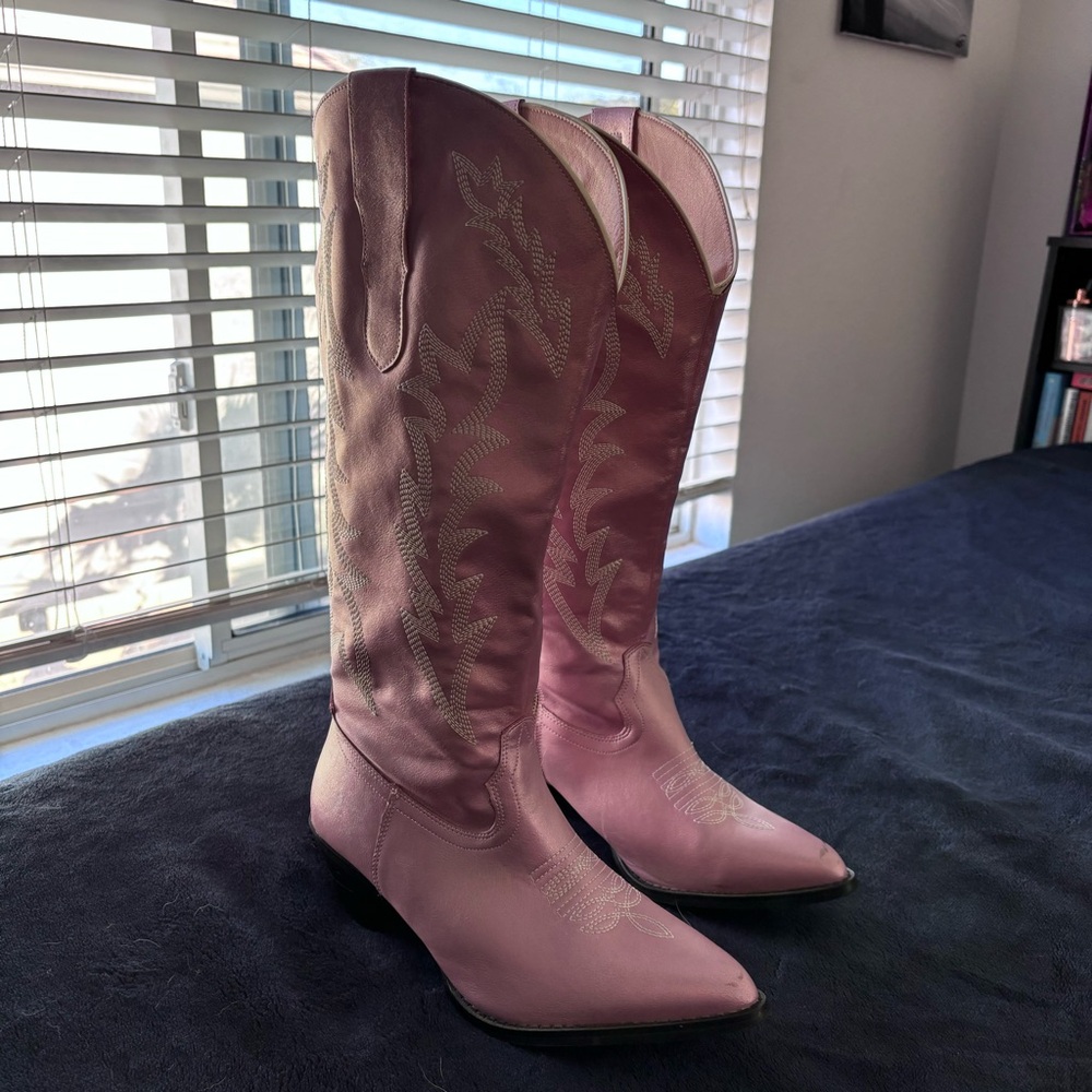 Size 10 Wide calf pink cowboy boots 🤠 faux leather